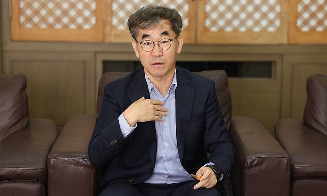 윤철호 출협 회장이 16일 오후 출협 3층 접견실에서 한겨레와 인터뷰하고 있다. 인터뷰 내내 임원진에 대한 두터운 신뢰를 드러냈다. 김영원 기자 forever@hani.co.kr