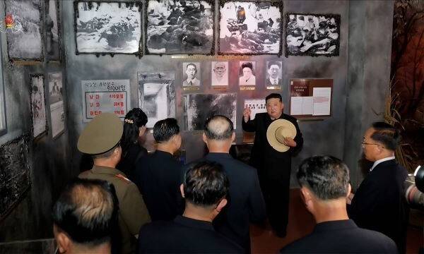 김정은 조선노동당 총비서 겸 국무위원장이 정전협정 체결(1953년 7월27일) 72돌을 앞두고 지난 24일 “반제계급교양의 거점인 신천계급교양관”을 방문했다고 26일 노동신문이 보도했다. 조선중앙텔레비전 연합뉴스