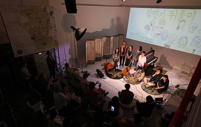 ‘김민기 뒤풀이’ 마지막 날 공연이 열린 2025년 7월20일 오후 서울 강동구 소극장 스페이스 거북이에서 출연진과 관객들이 함께 ‘아침 이슬\'을 부르고 있다.