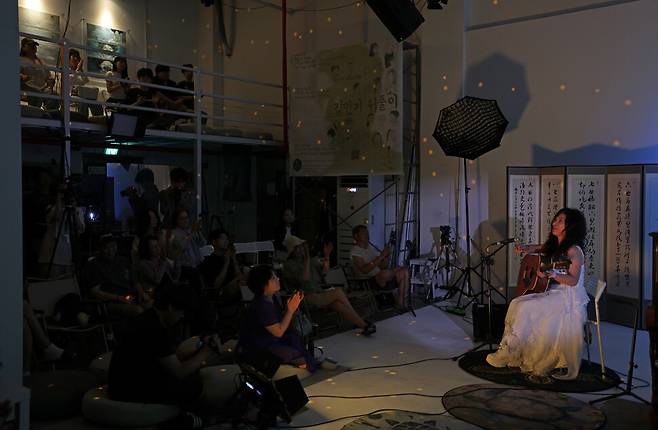 가수 황명하가 공연을 마친 뒤 관객의 박수를 받고 있다.