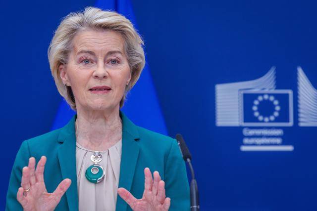 우르술라 폰데어라이엔 유럽연합(EU) 집행위원장이 지난 13일 벨기에 브뤼셀의 EU 집행위원회 청사에서 도널드 트럼프 미국 행정부의 관세 부과에 대한 기자들의 질문에 답변하고 있다. 브뤼셀=EPA 연합뉴스