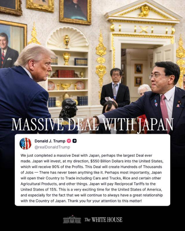 도널드 트럼프 미국 대통령이 백악관 집무실에서 23일(현지시간) 아카자와 료세이 일본 경제재생장관과 양국 무역협상을 타결 후 악수를 하고 있다. 백악관은 X에 이 사진을 게재하며 일본과 대규모 협상(Massive Deal with Japan) 문구를 달아 트럼프 대통령의 치적이라는 점을 부각했다. 뉴스1