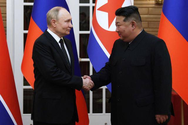 2024년 6월 19일 평양의 김일성 광장에서 열린 환영식 후 김정은 북한 국무위원장과 블라디미르 푸틴 러시아 대통령이 악수를 하고 있다. 평양=AFP 연합뉴스