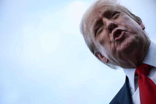 도널드 트럼프 미국 대통령이 25일 스코틀랜드 글래스고에 도착해 취재진과 얘기하고 있다. 글래스고=AFP 연합뉴스