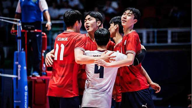 승리에 기뻐하는 한국 U-19 남자배구 대표팀 선수들 [연합뉴스/FIVB 홈피 캡처]