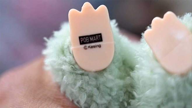 'Pop Mart' 대신 'Pob Mart'가 찍힌 짝퉁인형 발바닥 [AP뉴스]