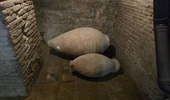 조지아 포도주를 담그는 달걀 형태 항아리인 '크베브리' 통이 놓여 있다. [사진=윤영선]