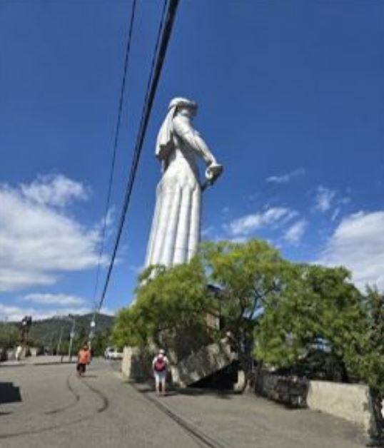 트빌리시 시내 산 정상에 '어머니상'이 설치돼 있다. [사진=윤영선]