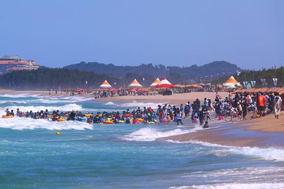 지난 12일 강원 양양 낙산해수욕장에서 피서객들이 물놀이하고 있다. [사진=연합뉴스]