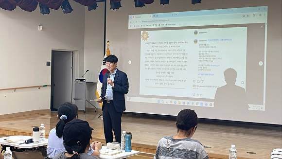 지난 25일 옥정호수도서관에서 '학부모 특강' 축사를 하고 있다. [사진=김민호 의원실]
