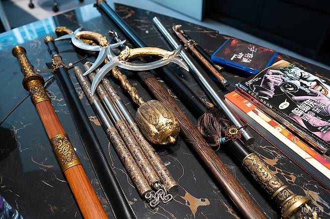 ▲ 다양한 무기의 모형이 이곳 저곳에 자리하고 있다