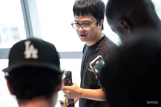 ▲ 미디어들에게 직접 무기를 들고 설명하는 량 치웨이 CEO