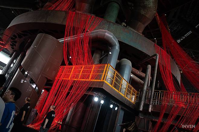 ▲ 행사장 내부도 이번 시연 버전의 스토리에 맞춰 화려하게 꾸며졌다