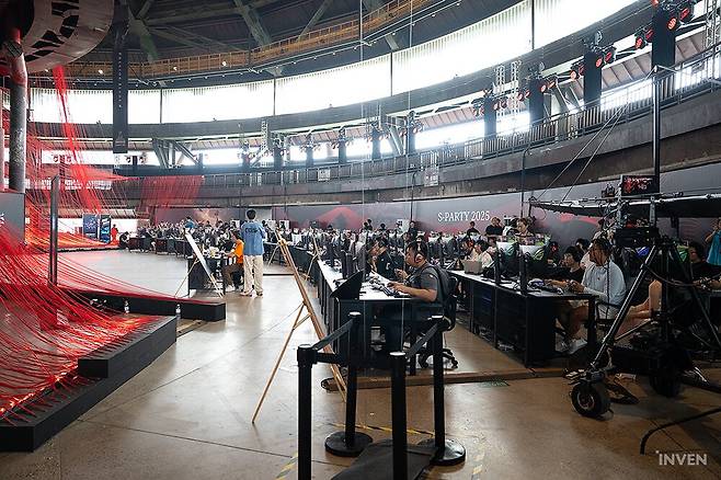 ▲ 반대편은 일반 유저들을 위한 공간으로 마련됐다