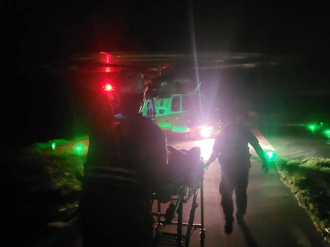 전날(25일) 밤 오토바이 사고로 다친 30대 관광객이 소방헬기로 이송되는 모습 (제주소방안전본부 제공)