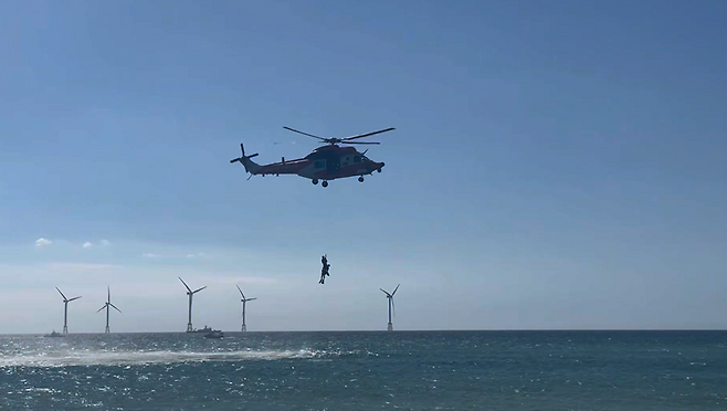 전날(25일) 오후 제주 곽지해수욕장에서 실종된 30대 남성 A씨 구조 후 헬기 이송 모습 (제주소방안전본부 제공)