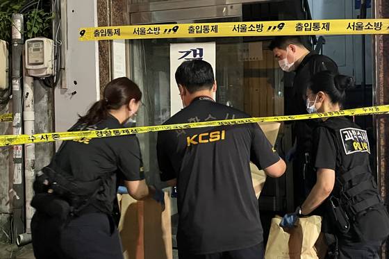25일 오후 서울 성북구 지하철 4호선 길음역 인근에서 칼부림 사건이 발생해 경찰이 현장을 수습하고 있다. 뉴스1