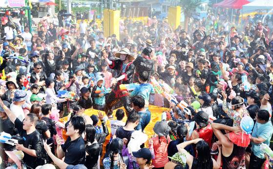 지난해 8월 강원도 평창군 대화면 땀띠공원 일원에서 열린 '2024 평창더위사냥축제'에서 참가자들이 즐거운 시간을 보내고 있다. [사진 평창군]