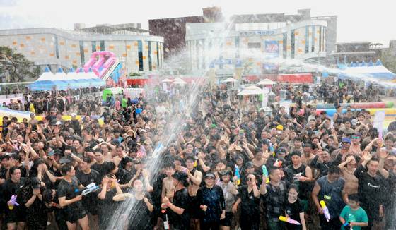 지난해 충남 보령 대천해수욕장 일원에서 열린 제27회 보령머드축제에서 참가자들이 축제를 즐기고 있다. [사진 보령시]