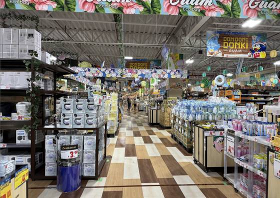 유동인구가 많고 국제공항과 인접한 곳에 들어선 괌(GUAM) '돈돈돈키' 매장 전경. 김세린