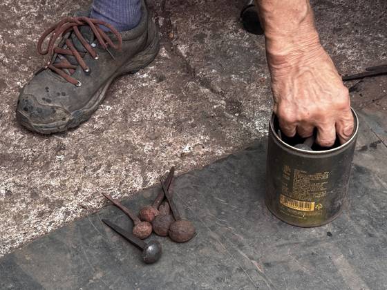 이규산 장인이 남대문 화재 이후 제작에 참고하기 위해 가져온 녹이 슨 못들. 왼쪽의 반질반질한 못은 복원 당시 그가 새로 만든 못. 김홍준 기자