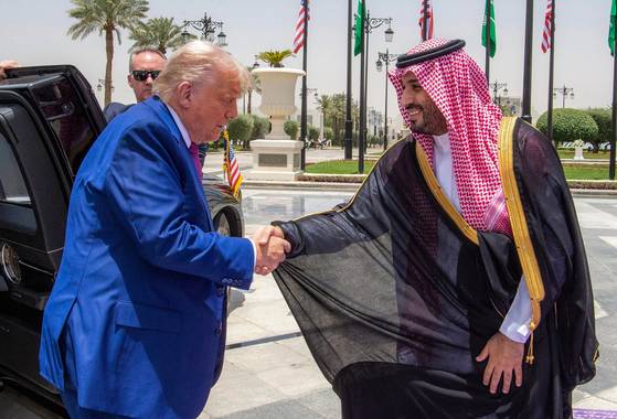 지난 5월 사우디를 방문한 트럼프 대통령이 빈살만 왕세자와 악수하고 있다. [UPI=연합뉴스]