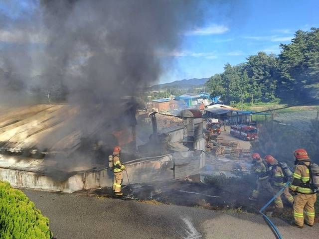 ▲ 26일 오후 3시 51분쯤 강원 강릉시 유산동의 한 자동차정비소에서 불이 나 소방당국이 진화에 나섰다.강원도소방본부 제공
