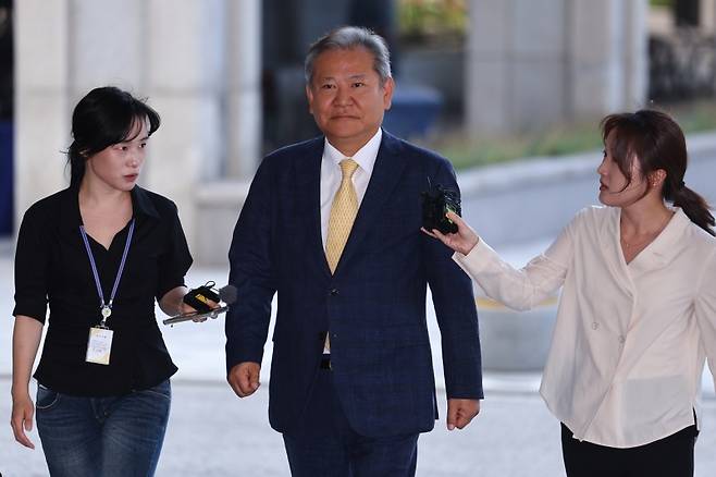 ▲ 이상민 전 행정안전부 장관이 25일 내란특검 조사를 받기 위해 특검팀 사무실이 마련된 서울 서초구 서울고등검찰청으로 향하고 있다. [연합뉴스]