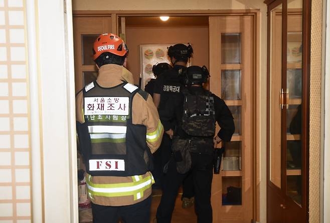 인천 사제총기 아들 살해 사건 피의자 60대 A씨 주거지를 수색하는 경찰. /사진=연합뉴스