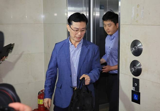 임성근 전 해병대 1사단장이 지난달 26일 순직해병 수사 방해 의혹 사건을 수사하는 이명현 특검과 면담을 요청하며 서울 서초구 특검 사무실을 찾았다가 면담 실패 후 발길을 돌리고 있다.  사진=연합뉴스