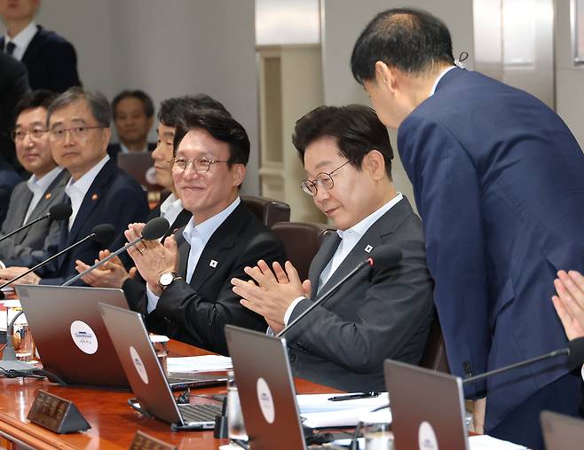 이재명 대통령이 22일 용산 대통령실 청사에서 열린 국무회의에서 구윤철 부총리 겸 기획재정부 장관이 참석자들을 향해 인사를 하자 박수를 치고 있다. 이날 국무회의에는 청문회를 거쳐 임명된 신임 장관 9명이 처음으로 참석했다. 김창길 기자