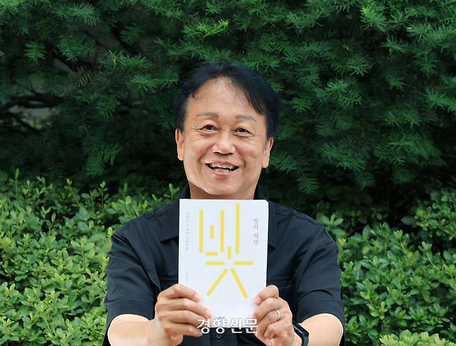 불법 계엄과 탄핵 과정을 기록한 책 <빛의 혁명>을 펴낸 민병두 전 국회의원이 7월 22일 서울 세종문화회관에서 책을 소개하고 있다. 서성일 선임기자