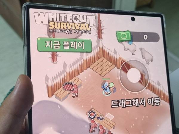 갤럭시 Z폴드 7으로 게임 광고를 보는 모습. 정옥재 기자