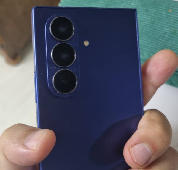 갤럭시 Z폴드 7를 커버 케이스를 씌우지 않은 후면 카메라 쪽. 정옥재 기자