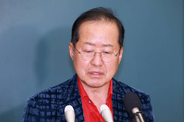 홍준표 전 대구시장이 지난달 17일 인천국제공항 제1여객터미널을 통해 귀국, 취재진과 인터뷰하고 있다. 연합뉴스