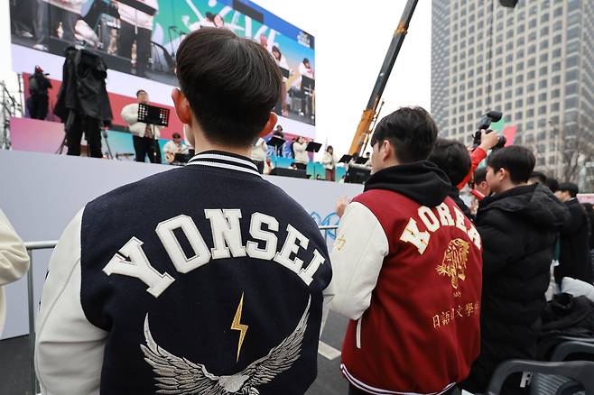 Students are at a protest donning Yonsei University and Korea University gwajam. [YONHAP]