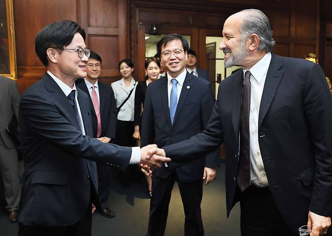 Korea’s Industry Minister Kim Jung-kwan, left, shakes hands with U.S. Secretary of Commerce Howard Lutnick at the U.S. Department of Commerce in Washington on July 24. Korea’s Trade Minister Yeo Han-koo stands at the center. [NEWS1]