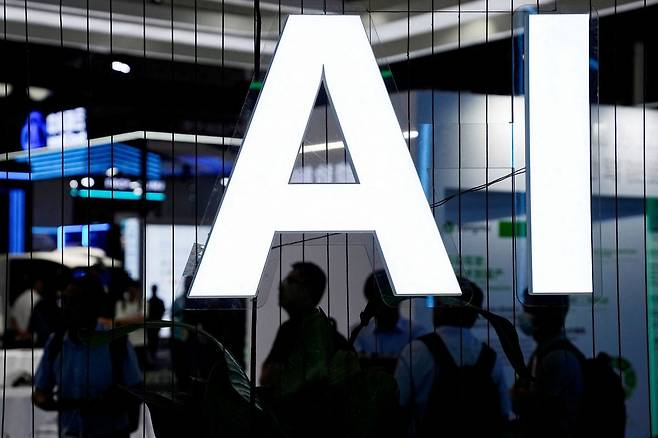 2023년 7월 중국 상하이에서 열린 세계인공지능대회(WAIC) 전시관에 AI 표지판이 걸려 있다. 올해 WAIC는 ‘AI 시대의 글로벌 연대’를 주제로 개최된다. 로이터연합뉴스