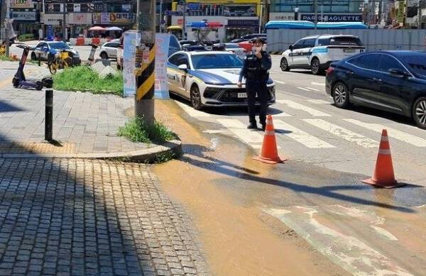 수원시 원천동 도로서 지반 침하. 경기도소방재난본부 제공