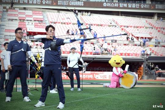 소음 적응 훈련하는 양궁 대표팀 선수들. 사진[연합뉴스]