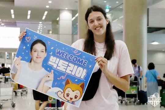 인천공항 통해 입국한 기업은행의 외국인 거포 빅토리아. 사진[연합뉴스]