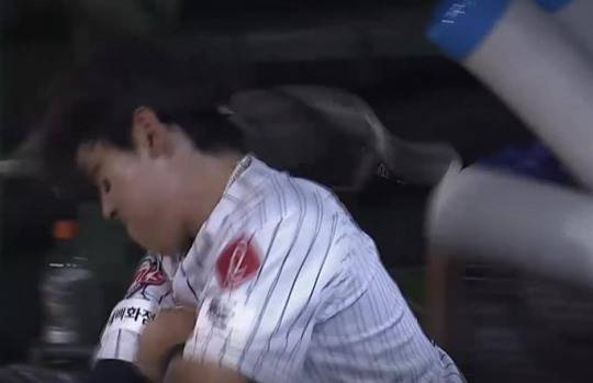 에어컨 박살 내는 롯데 황성빈. 사진[연합뉴스]