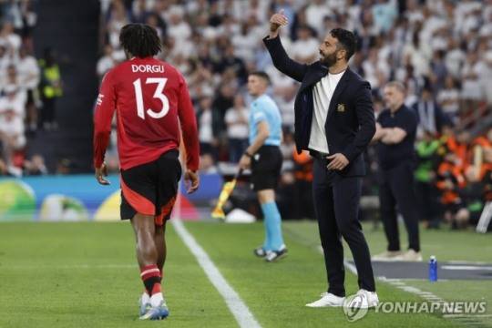 맨유의 후벵 아모링 감독(오른쪽) / 사진=연합뉴스