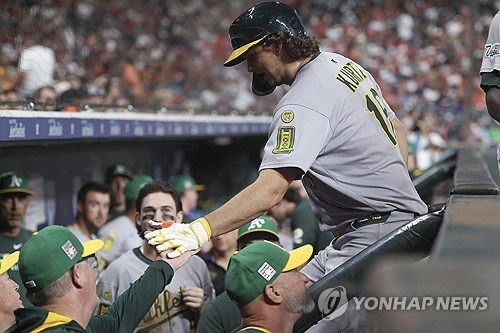 더그아웃에서 축하받는 닉 커츠. 사진[Imagan Images=연합뉴스]