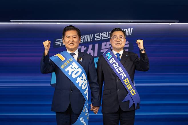 더불어민주당 당대표 선거에 출마한 정청래(왼쪽), 박찬대 후보가 지난 19일 서울 여의도 당사에서 열린 합동연설회에서 함께 주먹을 쥐며 인사하고 있다. [사진 출처 = 더불어민주당 제공]