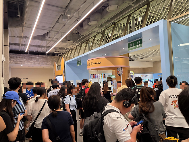 BGF리테일이 운영하는 편의점 CU는 25일 서울 여의도 더현대서울 지하 1층에서 ‘K리그-주토피아 팝업스토어’를 열었다. [김혜진 기자]