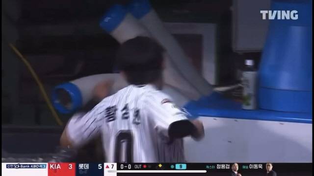 황성빈이 교체 이후 자책하며 에어컨을 주먹질하는 장면.  사진=티빙 중계 화면 캡처