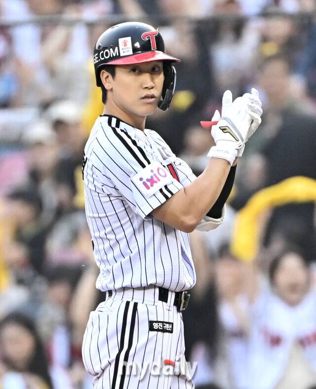 27일 오후 서울 잠실야구장에서 진행된 '2025 프로야구 KBO리그' LG트윈스와 한화이글스의 경기. LG 구본혁이 1회말 2사 1,2루서 1타점 적시타를 터뜨린 뒤 환호하고 있다./마이데일리