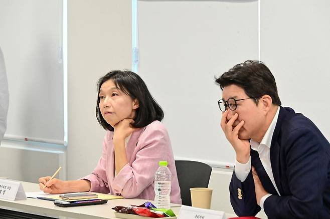 AI 간담회 참석 전문가 의견 청취 중인 최호정 의장