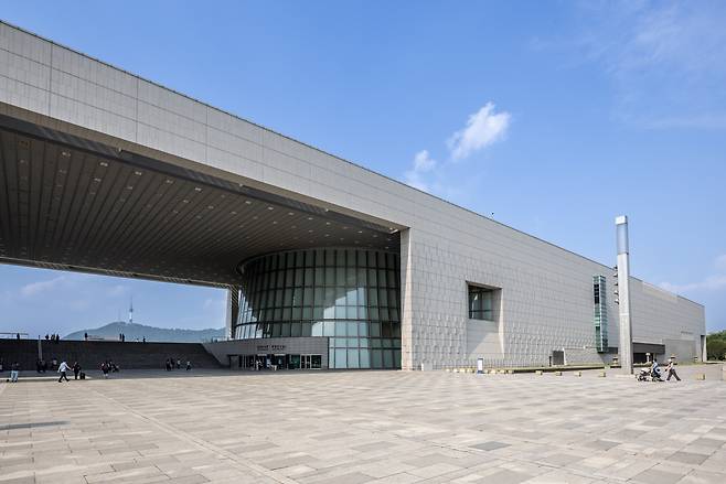 국립중앙박물관에선 가운데 뻥뚤린 공간, 그늘지고 시원한 바람이 드나드는 이곳에서 인증샷을 꼭 찍어야 한다.